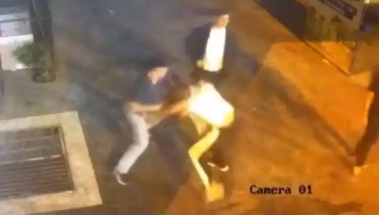 İstanbul'da Sokak Ortasında Tekmeli Yumruklu Kavga: Ses Getiren O Anlar