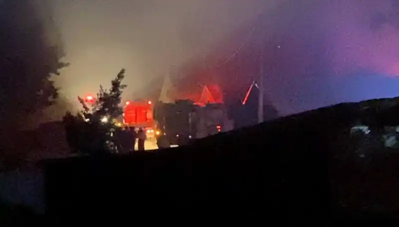 Mobilya İmalathanesinde Çıkan Yangın Korkuttu: 3 Yaralı
