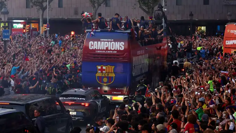 Barcelona Futbol Takımı, Taraftarları ile Duygu Dolu Anlar Yaşadı