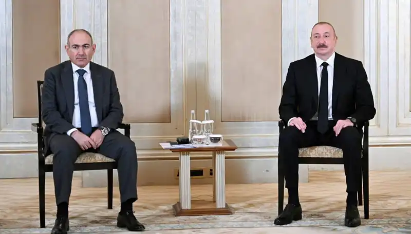 Abu Dabi'de Tarihi Zirve: Aliyev ve Paşinyan Barış İçin El Sıkıştı