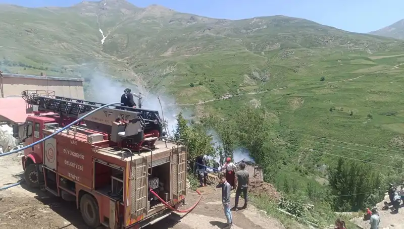 Van'da Trajik Yangın: Bir Çocuk Hayatını Kaybetti, Aile Yıkıldı