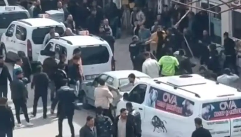 Erciş'te Taşlı Sopalı Kavga: 7 Gözaltı ile Olay Büyüdü