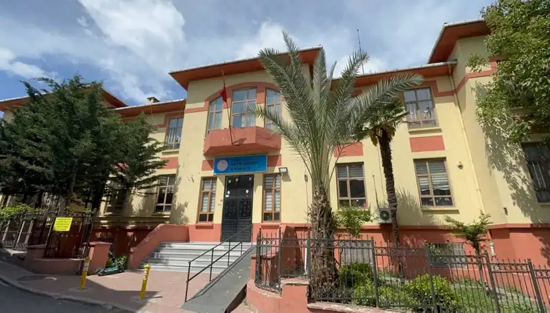 Depremde Hasar Gören Okulların Geleceği Tehlikede: 4 Okul Boşaltıldı