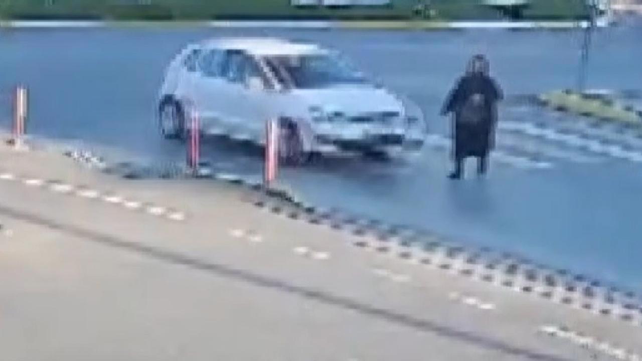 Bir arabaya çarptı, yardım beklerken ikinci kazayı yaşadı