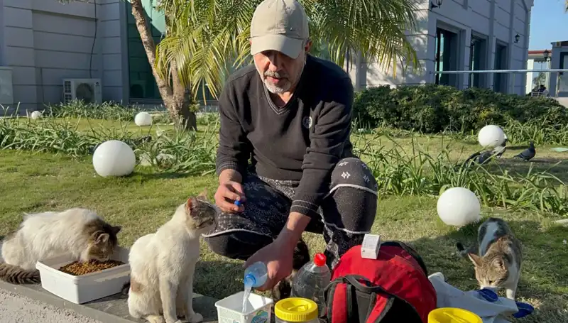 59 Yaşındaki Adamın Merhameti: Her Gün 8 Kilometre Yürüyüp İyilik Dağıtıyor