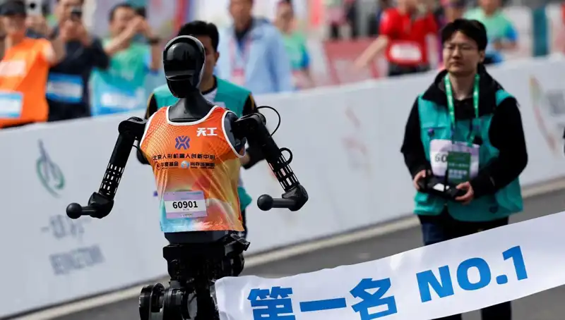 İnsanlara Karşı Koşan Çinli Robotlar: Yapay Zeka Maratonda Rekor Kırıyor!