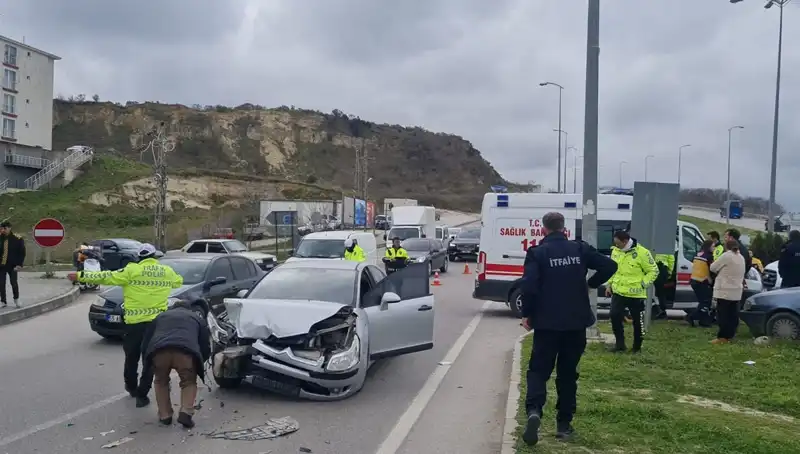 Sinop'ta Otomobil Çarpışması: Birden Fazla Yaralı ve Acil Durum Alarmı