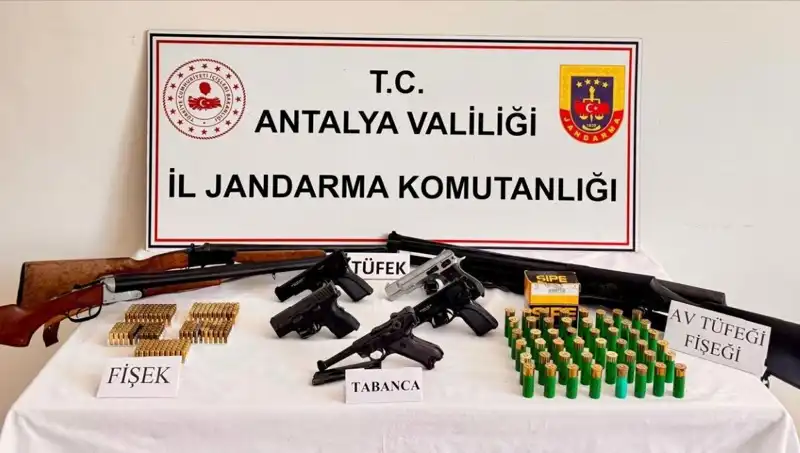 Antalya'da Ruhsatsız Silahlar ile Operasyon: Suç Örgütüne Baskın