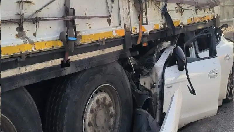 TIR'a Saplanan Ok Gibi Cisim: Kaza Anı Şok Edici Görüntülerle Gün Yüzüne Çıktı
