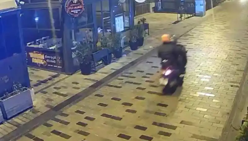 Gece Kulübünde Haraç Saldırısı: Silahlı Çatışma ve Kaos Anları