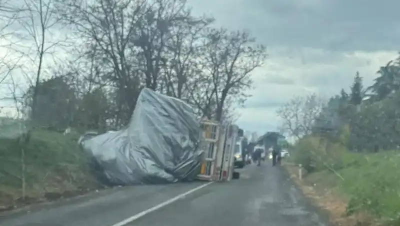 Tekirdağ’da Dehşet Anları: Saman Yüklü TIR Devrildi, Yaralı Var