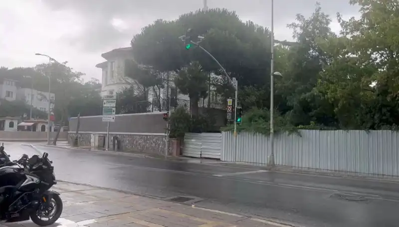 İstanbul'da Yoğun Sağanak Yağış, Kenti İkiye Böldü!