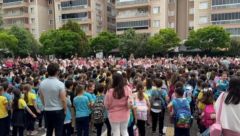 Öğrencilerden Duygusal Anlamda Yüksek Not: Annelerine Sürpriz Hediye