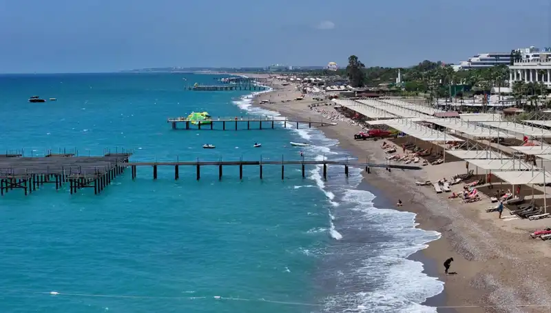 Antalya Sahillerinde Güneşli Hava: Tatilcilerin Yüzde 100 Keyfi