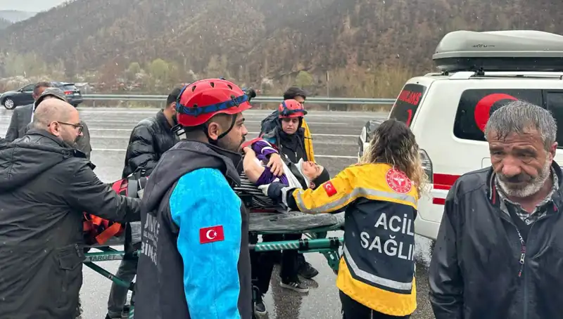 Otomobil İstitat Duvarına Çarptı: Dört Kişilik Aile Gözaltında!