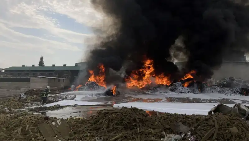 Gaziantep'te Geri Dönüşüm Tesisinde Patlayan Yangın Korkuttu
