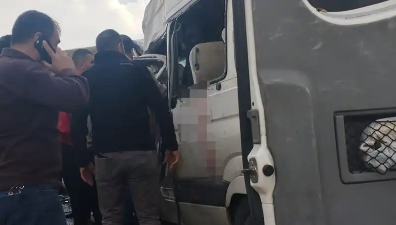 Van’da Minibüs-Kamyonet Çarpışması: Korkunç Kaza ve Sonuçları