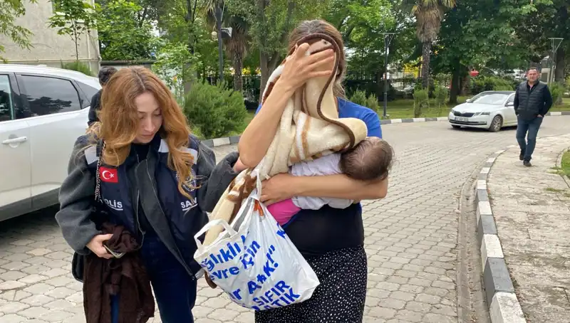 Evlerden Hırsızlık Yapan Kadın, Güvenlik Kameraları Sayesinde Yakalandı!