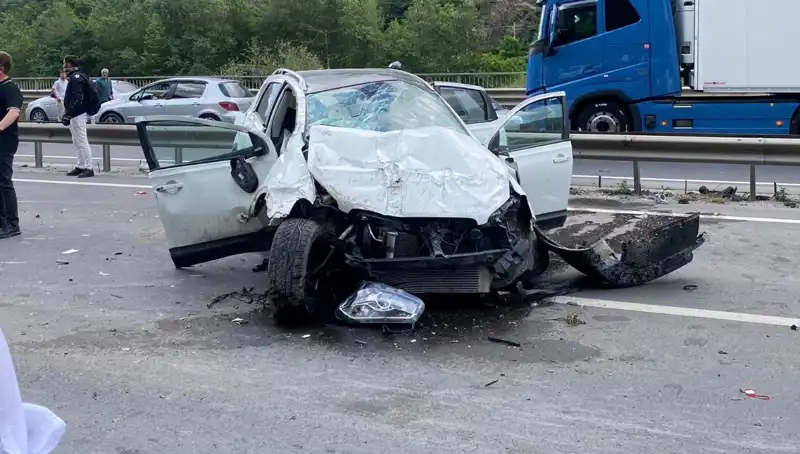 Betonda Korkunç Kaza: 3 Yaralı, Araç Feci Şekilde Hasar Gördü