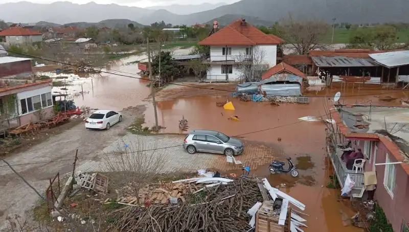 Burdur’da Şiddetli Yağış Felaketi: Evler ve Ahırlar Sular Altında Kaldı