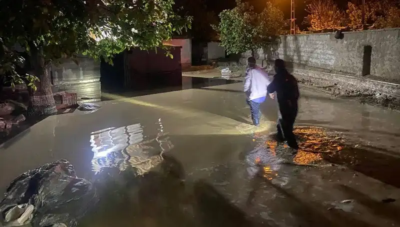 20 Dakikalık Yağışın Ardından Gelen Sel Felaketi: 1 Ev Çöktü, 3 Boşaltıldı