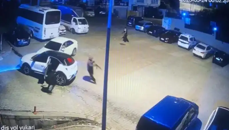 Kağıthane'de Kalaşnikoflu Saldırı: Maskeli Saldırganlar Uyuşturucu İçin Özellikle Hedef Alındı