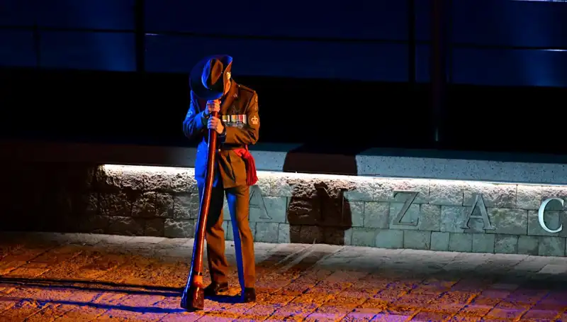 Anzak Koyu'nda Duygusal "Şafak Ayini" ile Kahramanlar Anıldı
