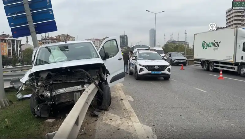 Otoyolda Feci Kaza: Araç Bariyere Ok Gibi Saplandı, Sürücü Yaşama Tutundu