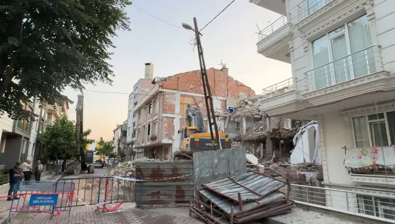 Yıkım Sürecindeki Bina Elektrik Kablosunu Kopardı: İki Sokak Karanlığa Gömüldü
