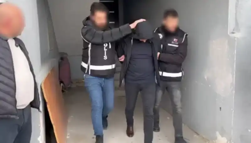 Türkiye'de Dört İlde Operasyon: Silah ve El Bombaları Ele Geçirildi