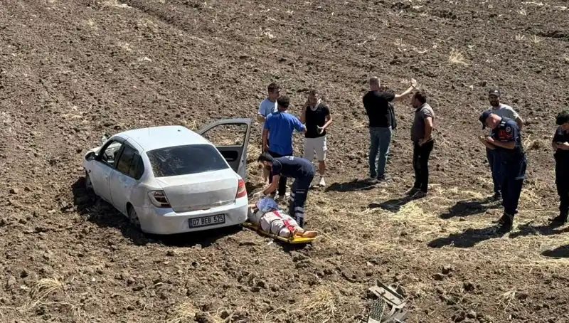 Osmaniye’de Otomobil Tarlaya Uçtu: Üç Kişi Yaralandı, Olay Anı Hayretler İçinde Kaldı