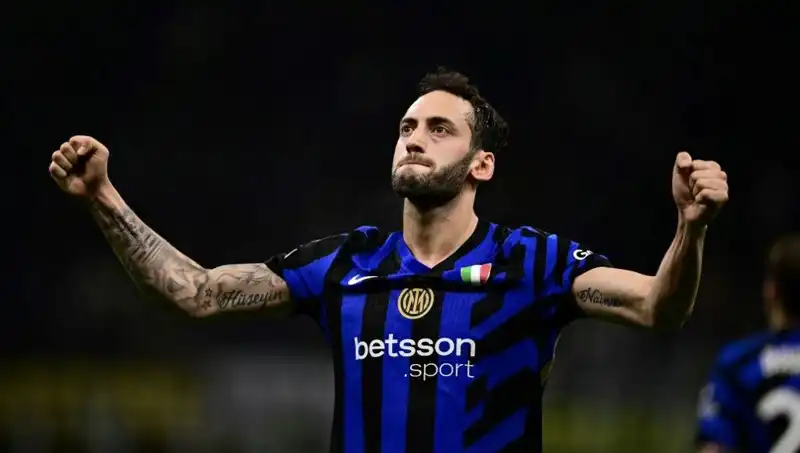 Hakan Çalhanoğlu Tatile Çıkarken Inter'le Gelecek İçin Kritik Anlaşmalar Yapıyor!
