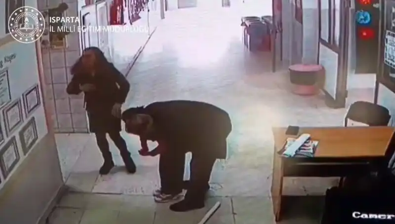 İlkokul Öğretmeni, Heimlich Manevrası ile Tanık Olunan Drama Anında Öğrencisini Kurtardı