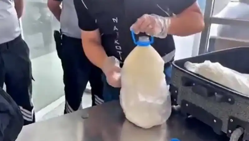 Havalimanında Şaşırtan Ele Geçirildi: 12 Kilo 800 Gram Süt Şişesi!