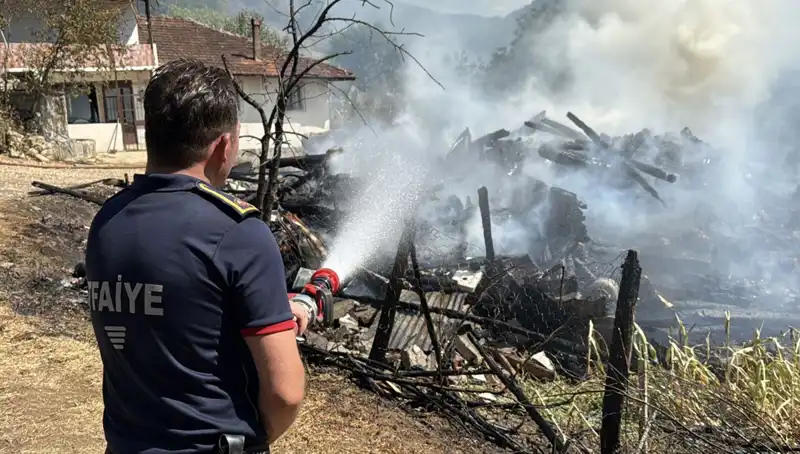 Evde Patlak Veren Yangın, Alevleriyle Ormanı Tehdit Ediyor!