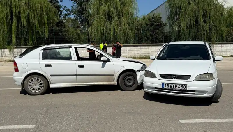 İki Otomobil Çarpıştı: Kaza Sonucu İki Kişi Yaralandı!