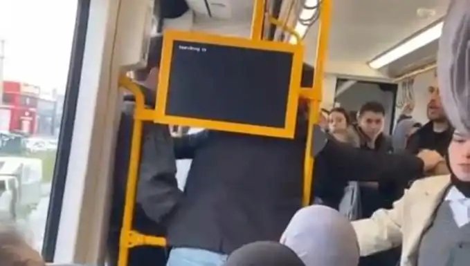 Metroda Tekme Tokat Kavga: Korkunç Anlar Yolcuları Şaşırttı