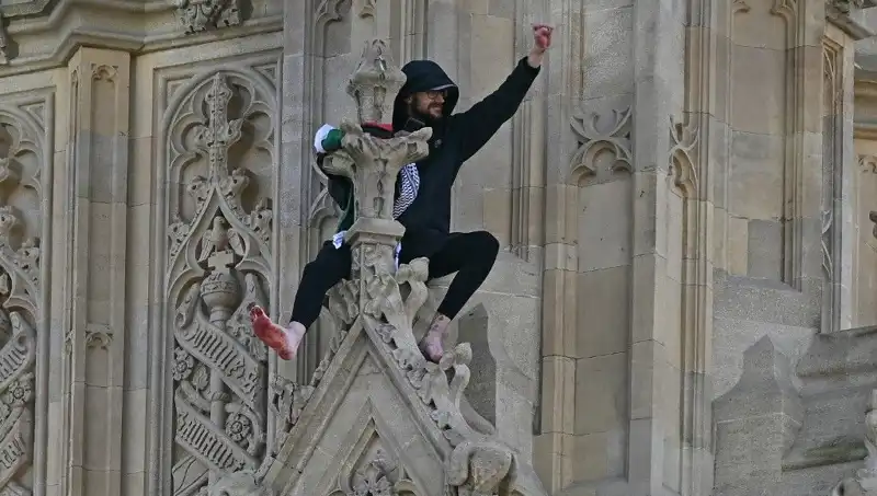 Londra'da Filistin Destekçileri, Big Ben'e Bayrak Astı: Protestolar Büyüyor