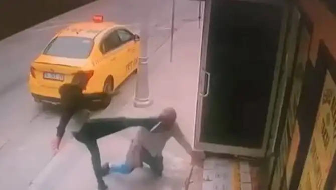Taksi Durağında Kanlı Kavga: Oğlunun Alacaklısı Bacağını Kırdı!