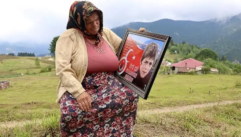Eren Bülbül'ün Annesi Bayramda DEM Parti Tarafından Unutmadı