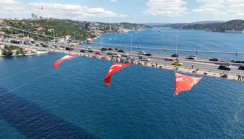 Türk Bayrağı, Şehrin En Büyük Köprüsüne Asıldı!
