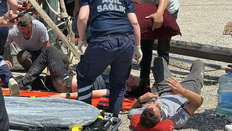 Bayrak Asma İşi Esnasında Vinç Devrildi: İki İşçi Yaralandı