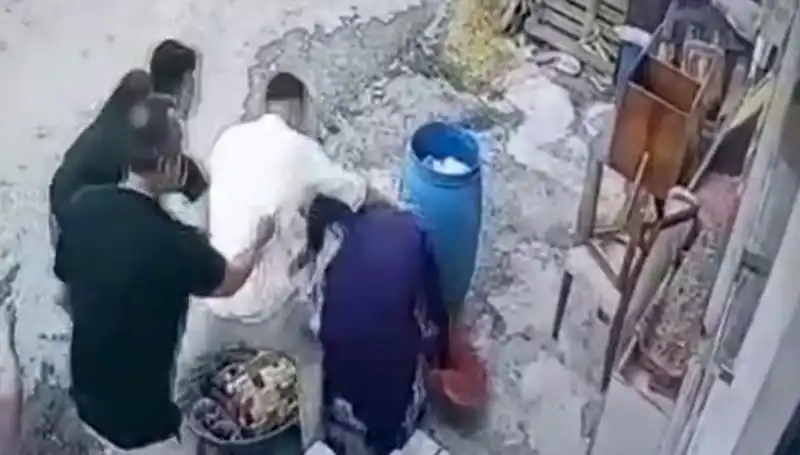 Başakşehir'de Bidon Kavgası: Baba ve Oğul Kadına Saldırdı