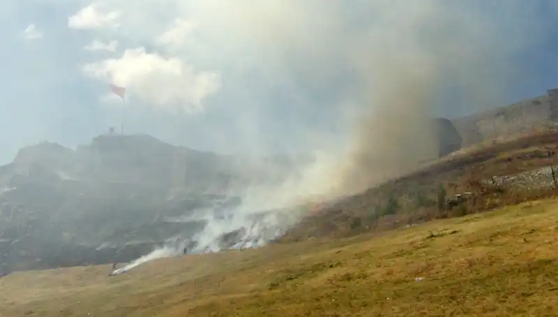 Kars Kalesi’nin Eteklerinde Yangın Panik Yarattı: Eşsiz Doğa Tehlikede