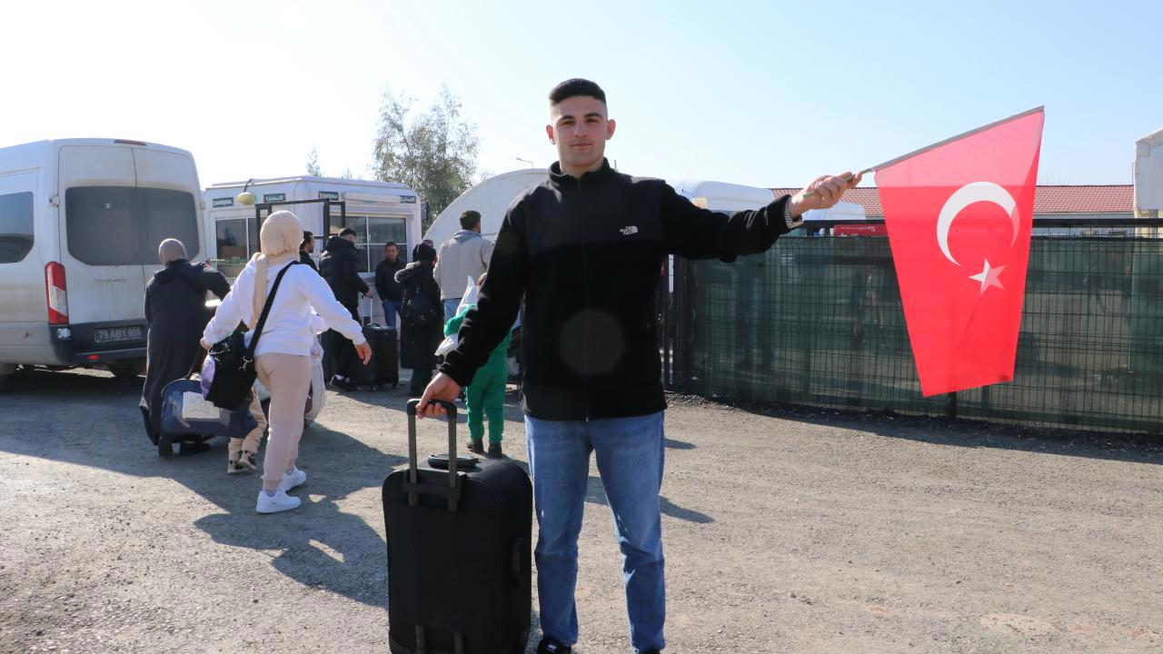 Suriye'den Türk Bayrağıyla Dönen Abdulkadir: Evimde Gururla Asacağım