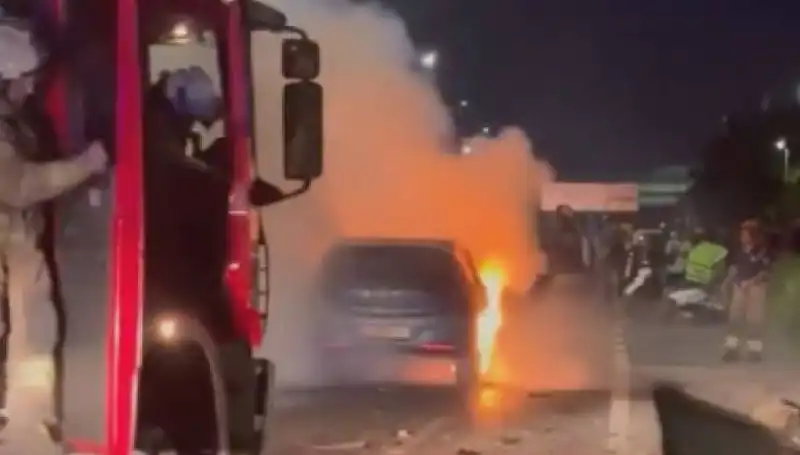 Otoyolda Bariyerlere Çarpan Araç Korkutan Bir Yangına Sebep Oldu