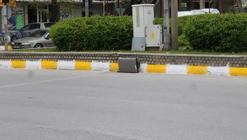 Minibüsten Düşen Valiz İle Gizemli Olay: Polis Ekipleri Harekete Geçti!