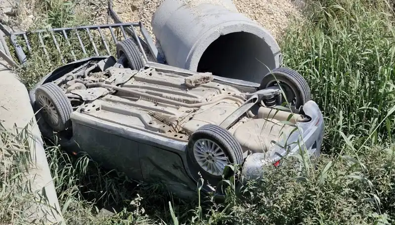 Pikap ile Su Kanalına Devrilen Araçta İki Kişi Yaralandı