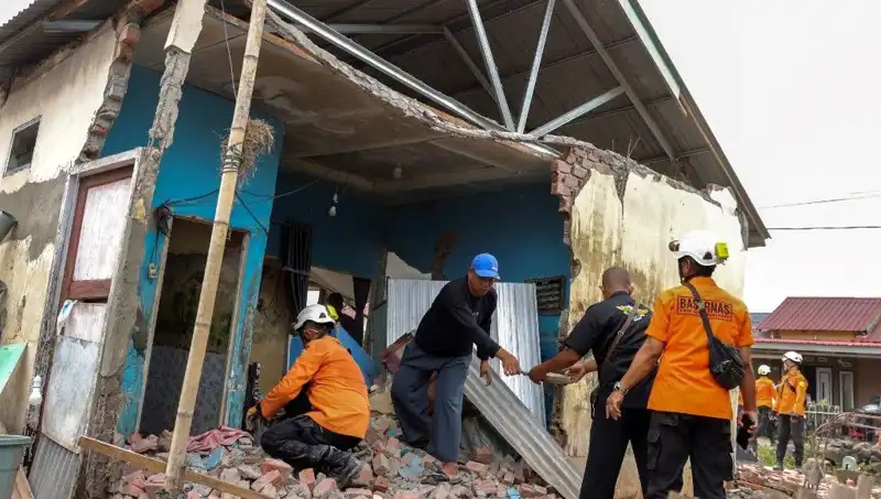 Endonezya'da Şiddetli Deprem: 8 Ev Çöktü, Panik Hüküm Sürdü