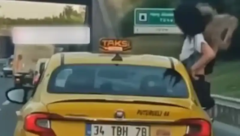 TEM Otoyolunda Taksiden Sarkan İki Genç Şaşkınlık Yarattı